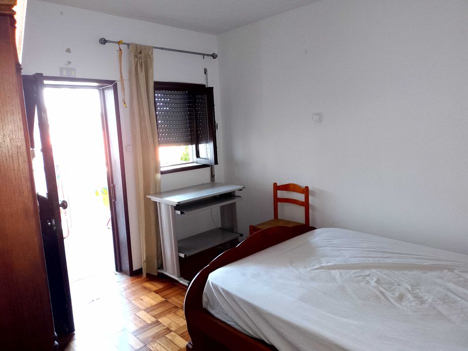 Alugo quarto. Inclui água, luz e internet