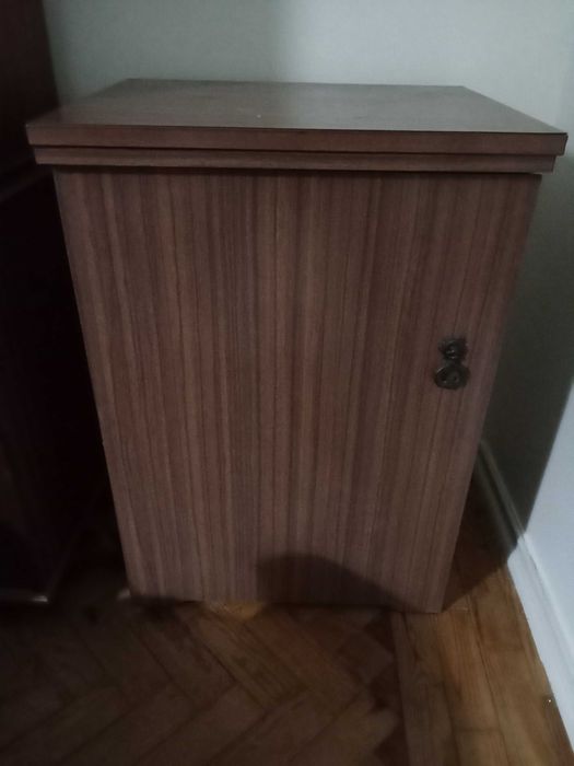 Máquina de costura com móvel