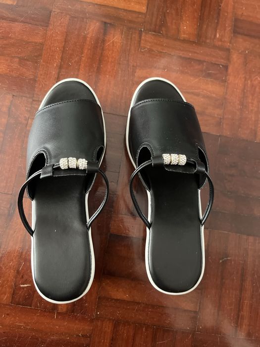 Sandalias novas em preto e branco
