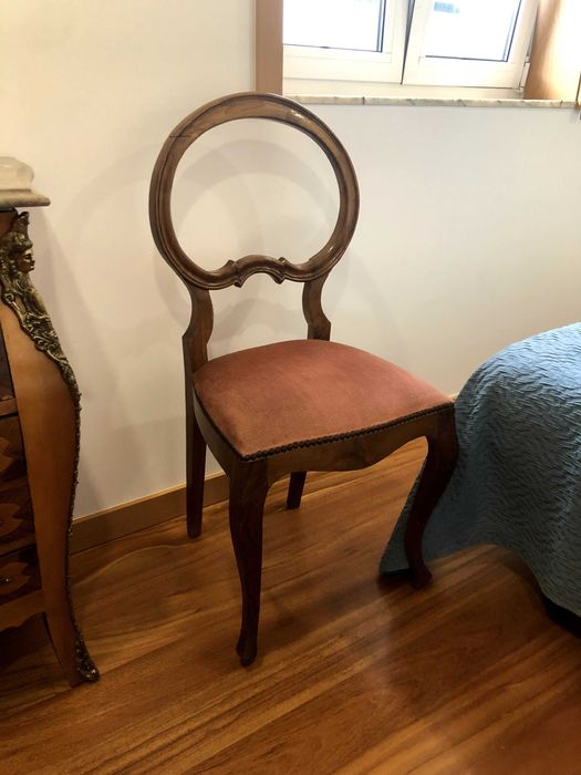 Cadeira de quarto em madeira e acento em veludo