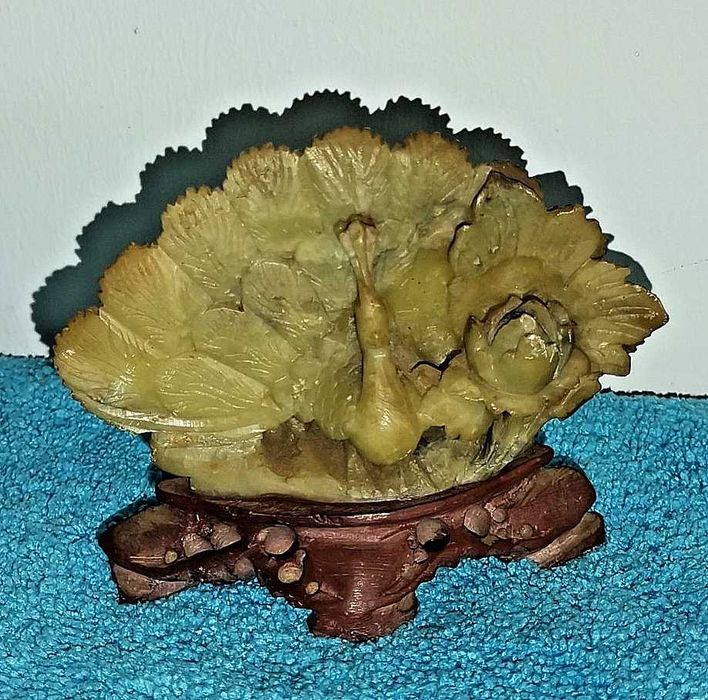 Bonita escultura de pavão em pedra-sabão