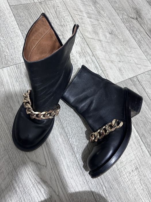 Сапоги с цепочкой
