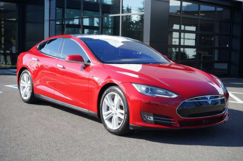 Tesla Model S P85D      2015
