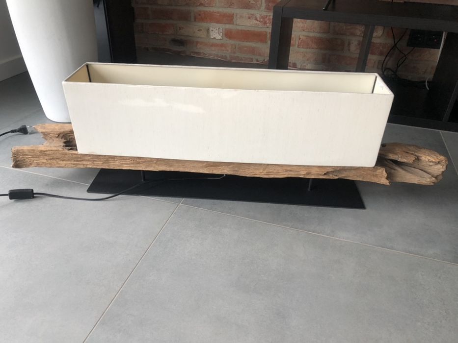 Lampa podlogowa na drewnie