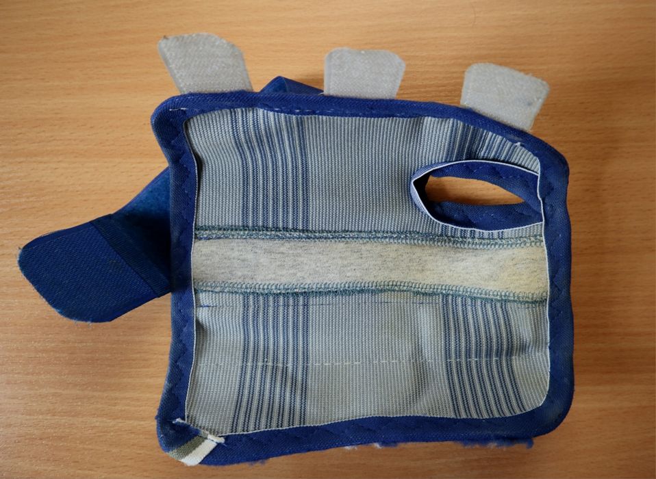 Бандаж Алком 3067 правий на променевозап'ястний суглоб