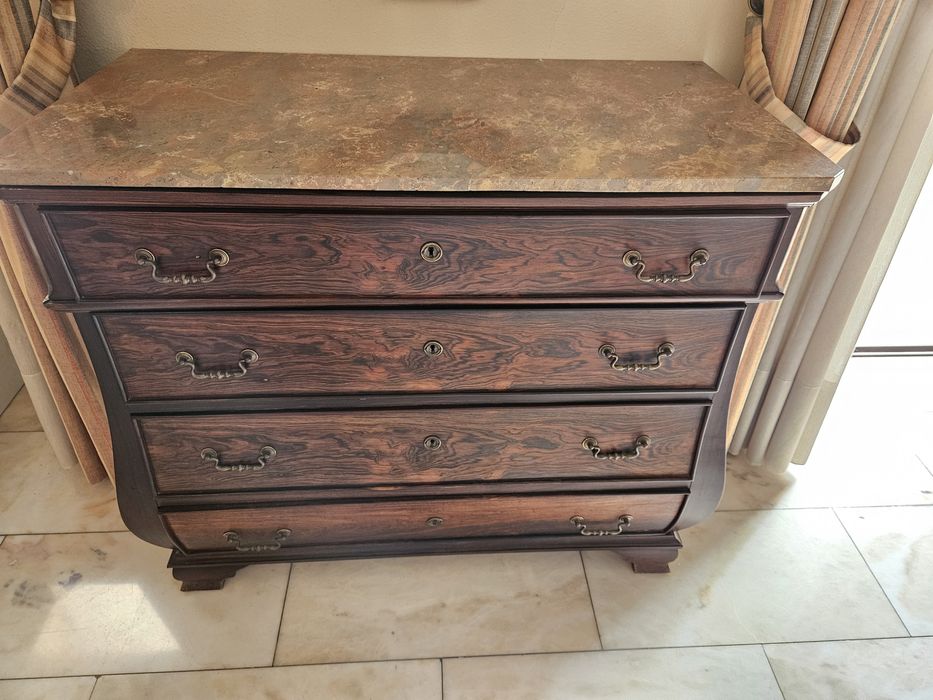 Cómoda em mogno e tampo de mármore