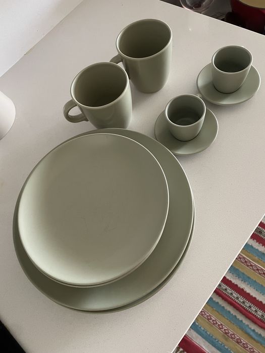 Conjunto loiça cerâmica com pratos, canecas e chávenas