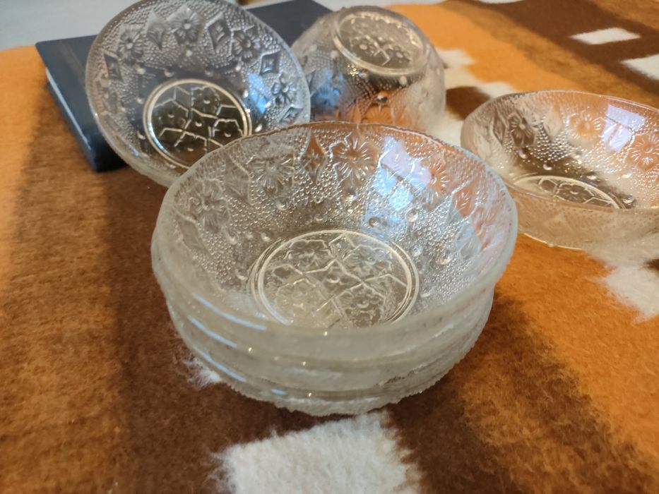 Komplet 6 ozdobnych szklanych miseczek w stylu retro – idealne do dese