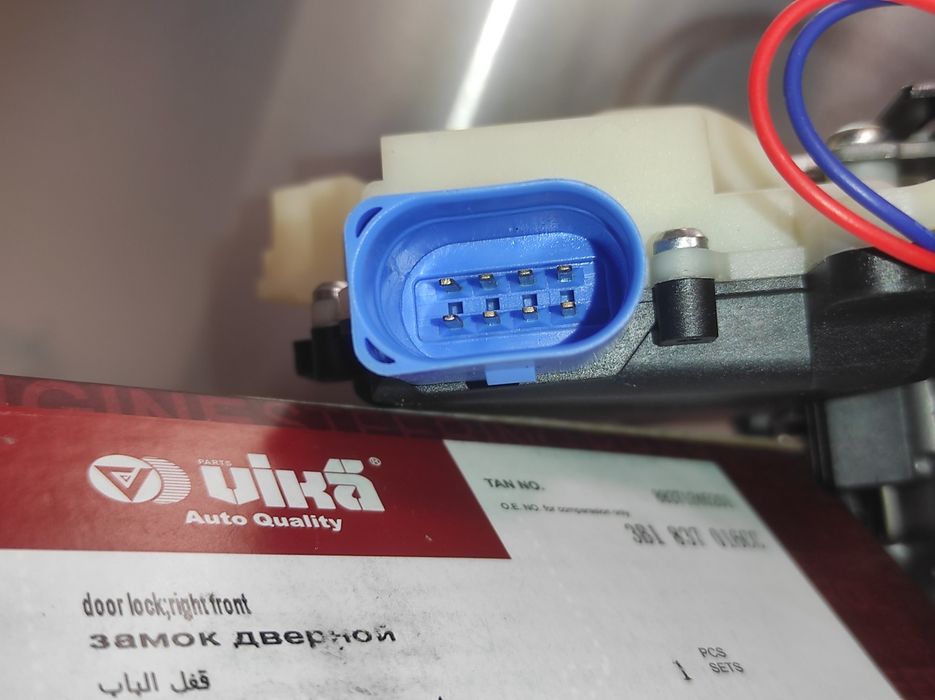 Замок передньої правої дверки  VW T5-T6 (06-19) (7e1837016a) VAG.