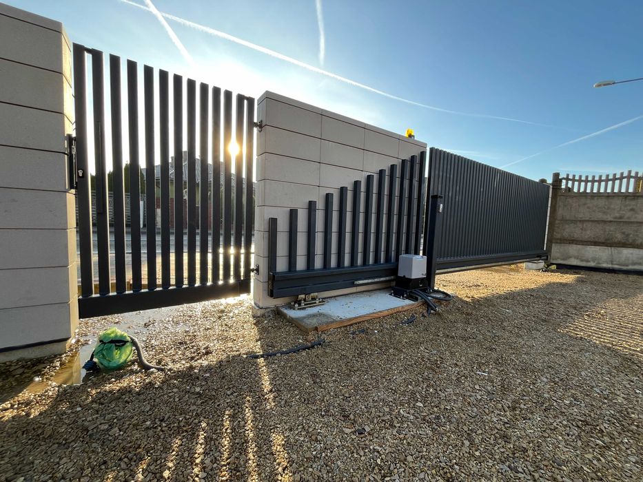 ogrodzenie grzebieniowe aluminiowe pionowe profile mur betonowy L