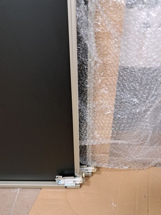 Drzwi szafy przesuwnej wraz z obramowaniem i szynami