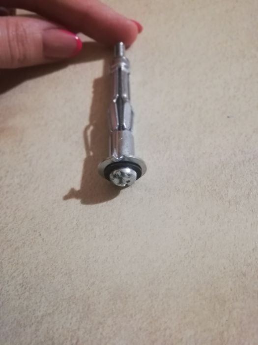 Kołki rozporowe metalowe