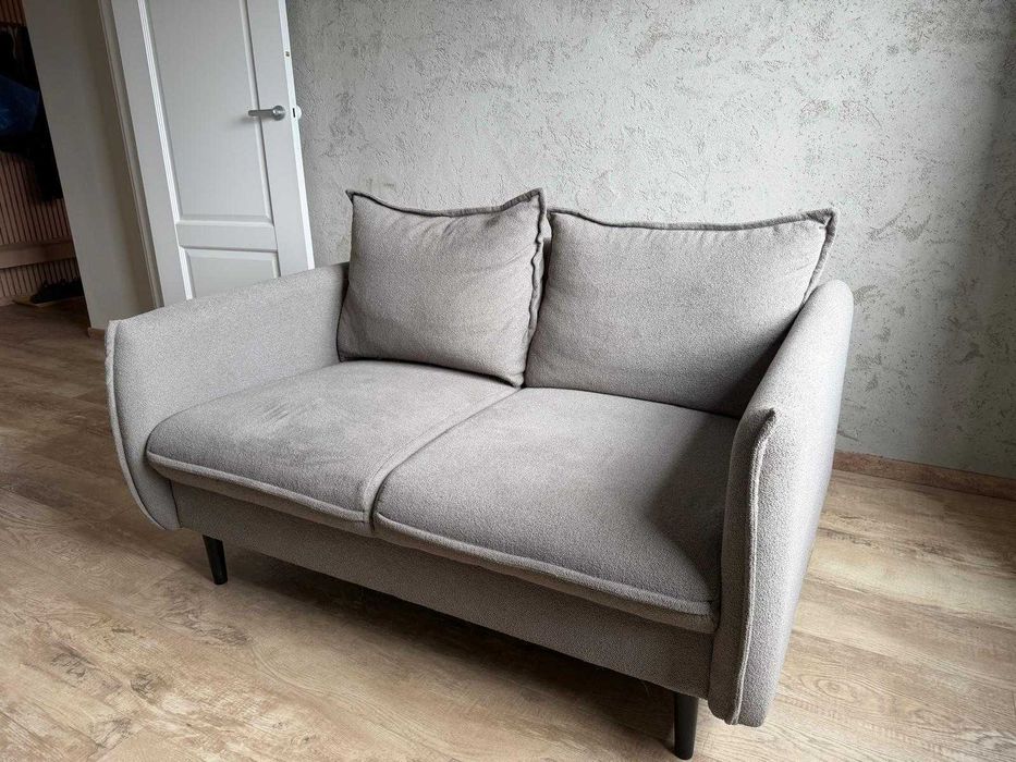 Sofa w kolorze szarym