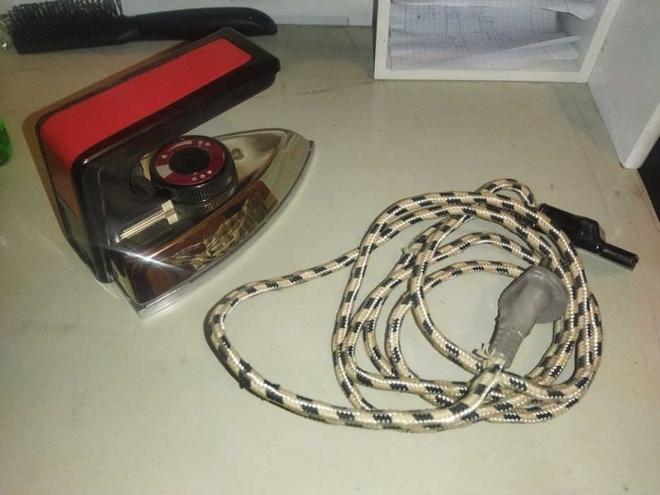 Portable electric iron box