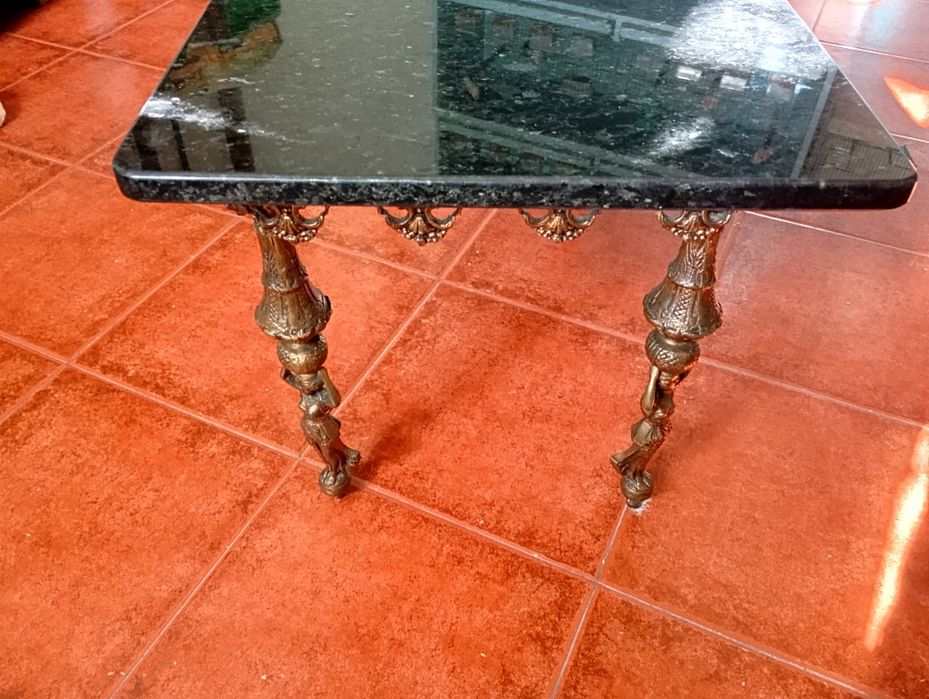 Mesa de sala em latão