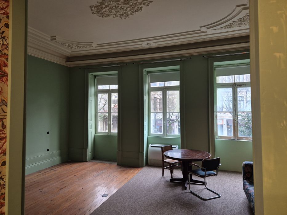 Sala ampla no centro do Porto