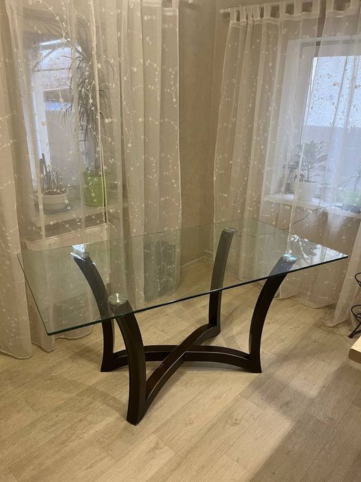 В продаже большой стол