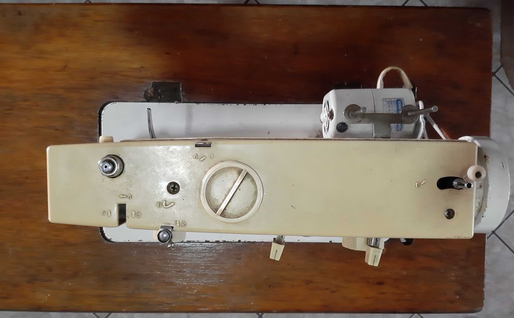 Máquina de costura e bordar64398357465985125