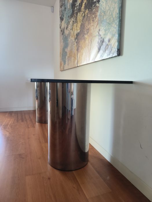 Mesa de vidro com pés redondos em aço