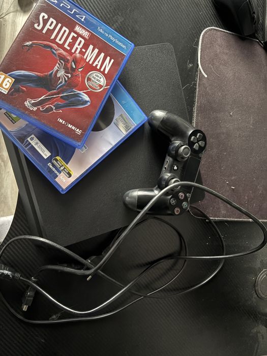 Konsola ps4 z padem i dwoma grami