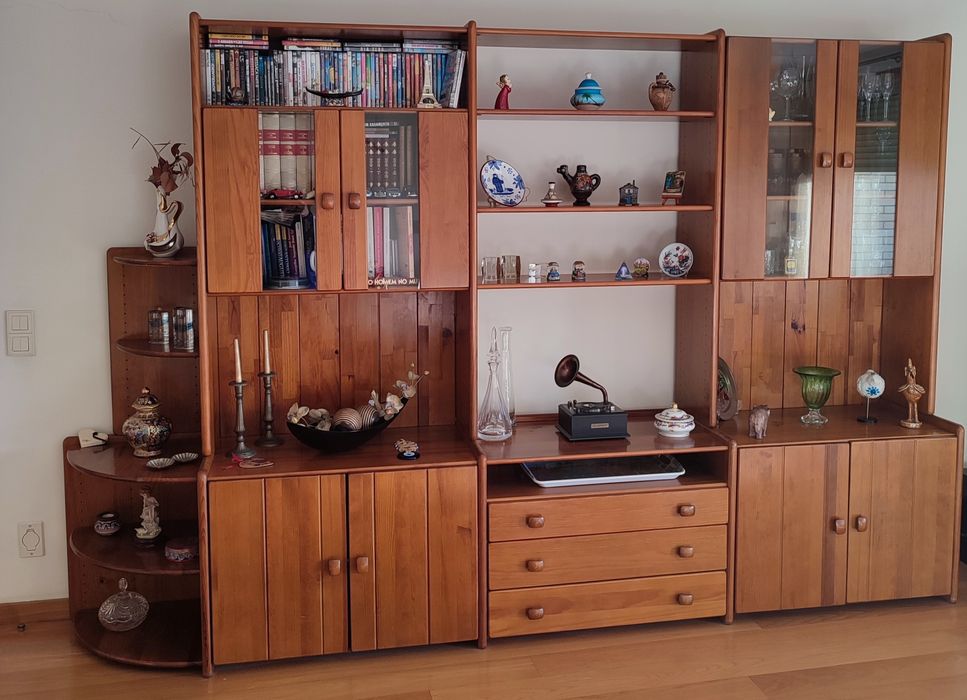 Móvel de sala CERNE com suporte TV, arrumação e louceiro