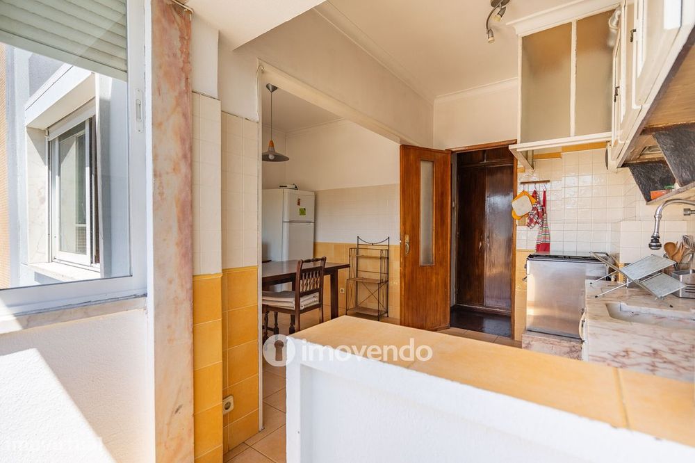 Apartamento T3, com arrecadação e boas áreas, na Estrada da Luz