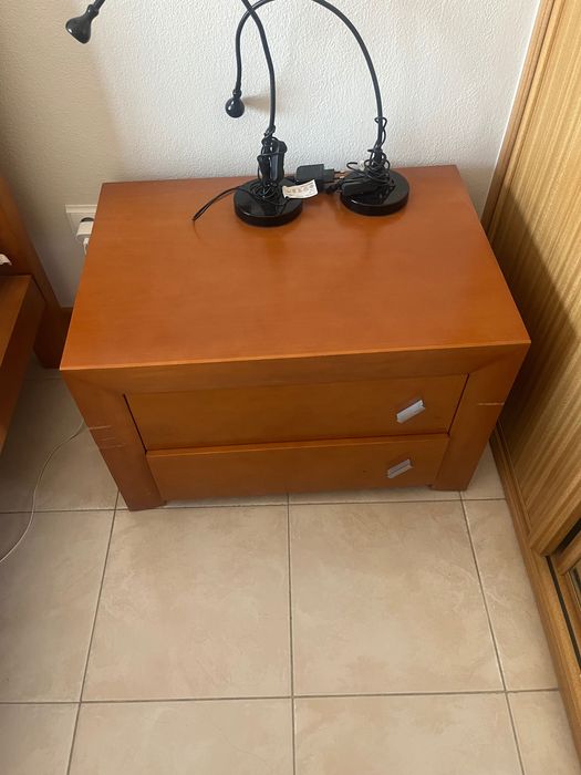 Mobília - cama individual e duas mesas de cabeceira