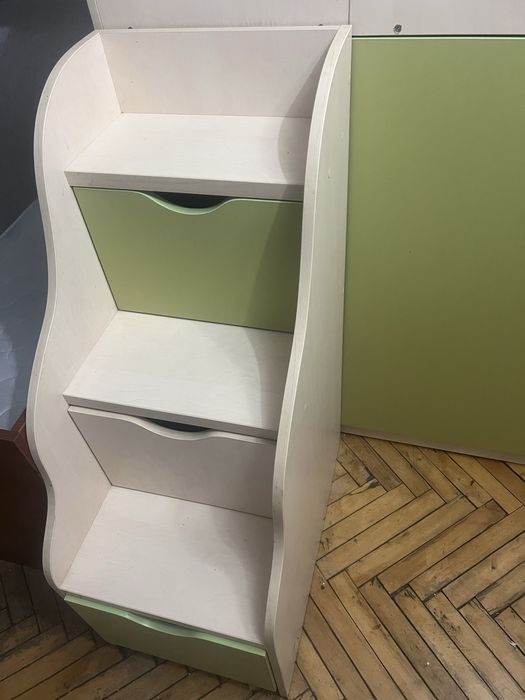 Дитяче ліжко з шафою та стіл