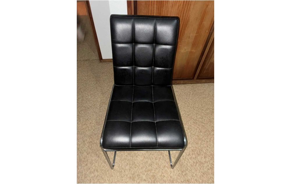 [COMO NOVA] cadeira acolchoada preta, sem braços