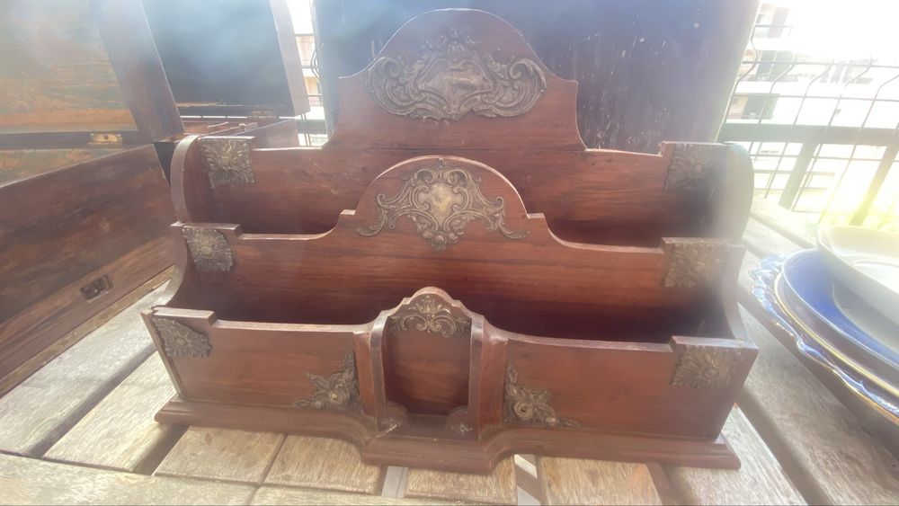 Acessorio de secretaris sntigo em madeira com decoracoes em prata