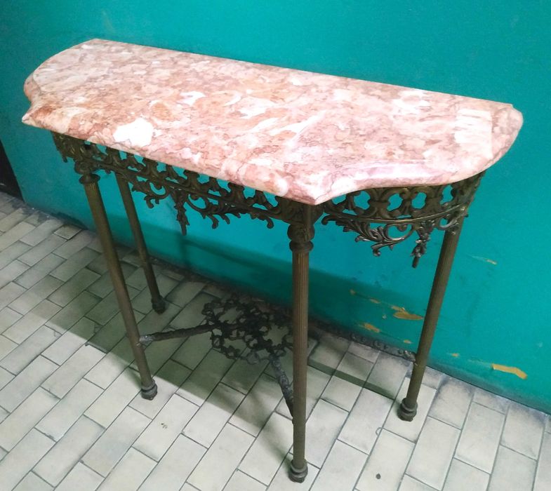 Linda Mesa Credência Mármore Rosa e Bronze