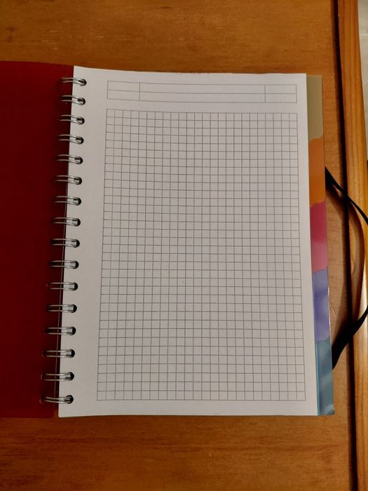 Caderno novo com capa vermelha