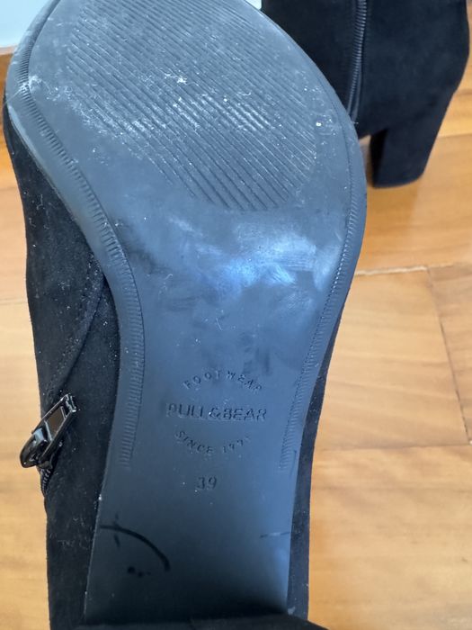 Botins de salto alto pretos