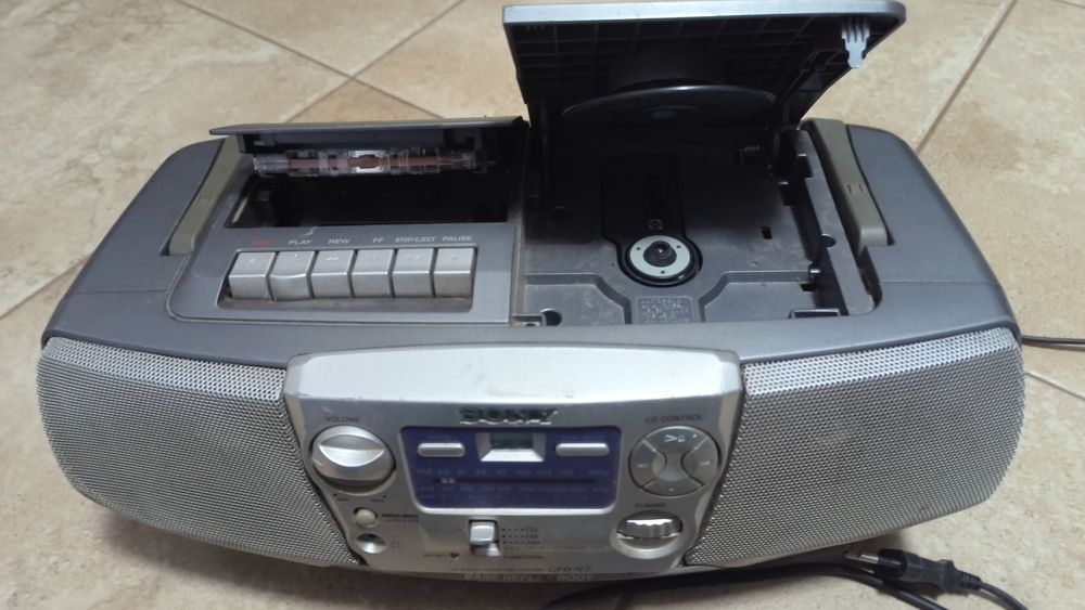 Radiomagnetofon z CD Sony CFDV7