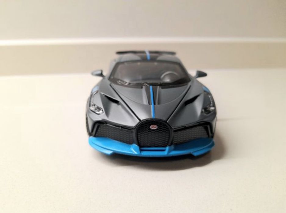 Miniatura bugatti em metal à escala 1:32