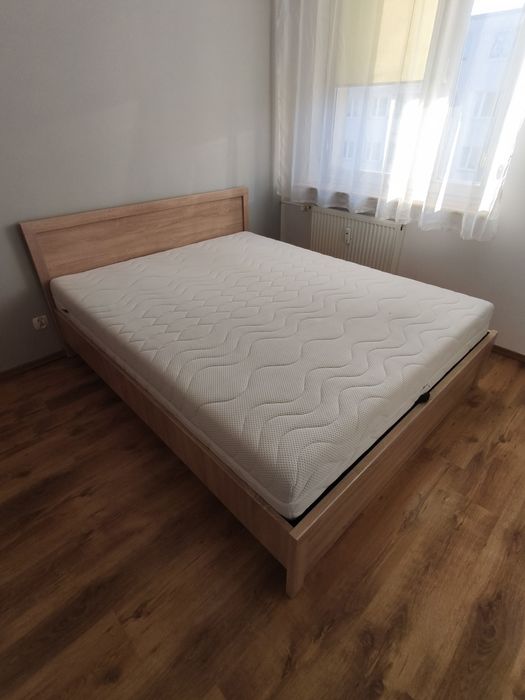 Łóżko z materacem