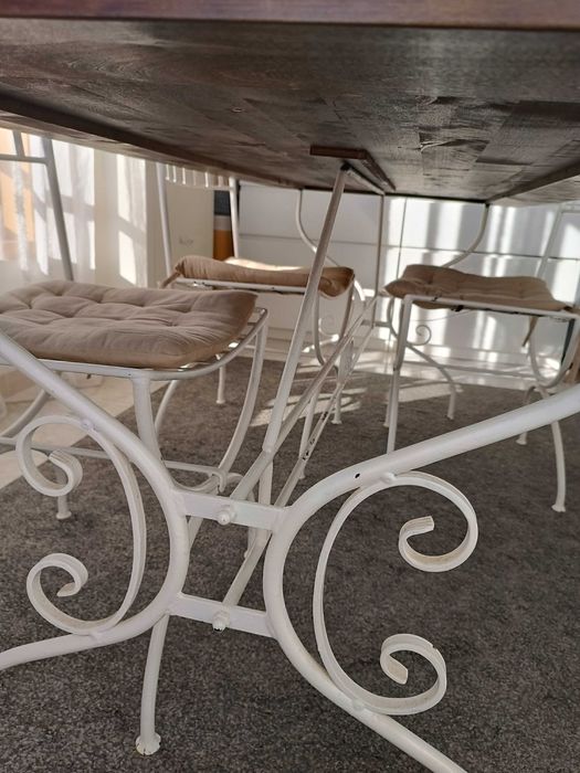 Mesa e cadeiras de sala
