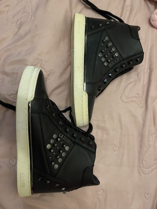 Чорні шкіряні кросівки-хайтопи Guess із заклепками.