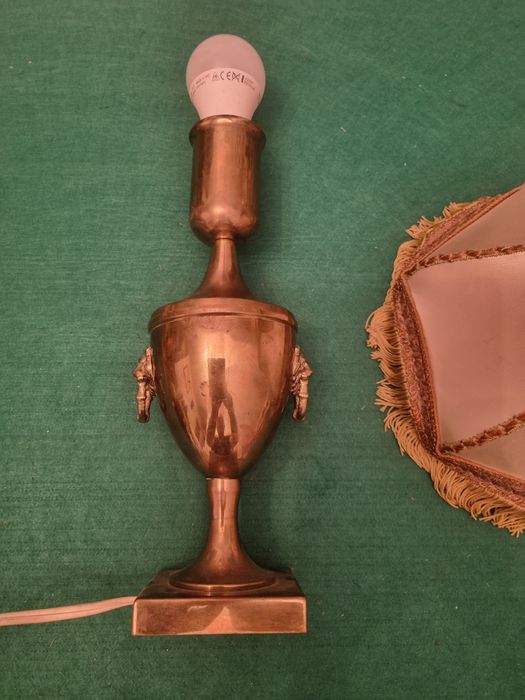 Lampa stołowa z mosiądzu stylizowana na amfore