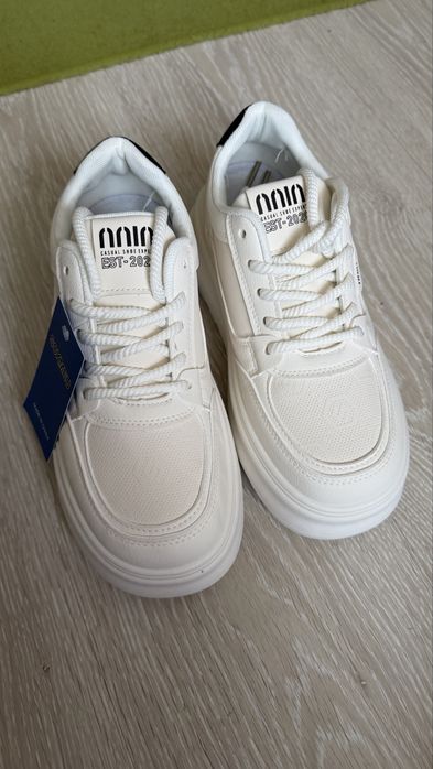 кросівки білі жіночі