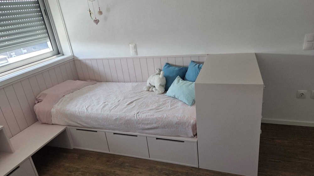 Quarto completo menina, com cama solteiro, em madeira lacada