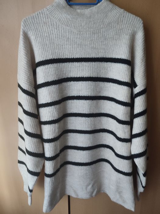 Damski sweter w paski.