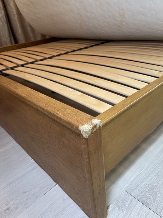 Продається двоспальне деревʼяне ліжко з тумбами і матрасом!