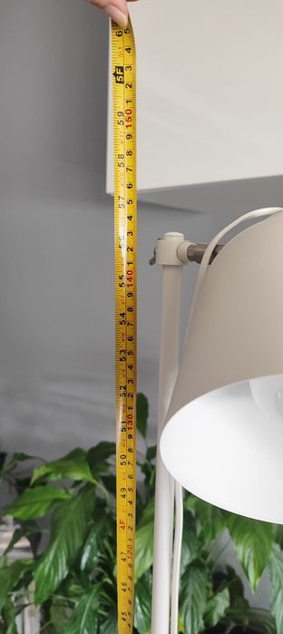 Biała lampa z regulacją wysokości