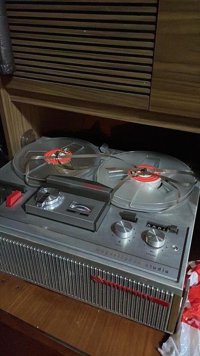 Móvel Antigo com Rádio, Gira-Discos e Gravador de Bobines – Telefunken