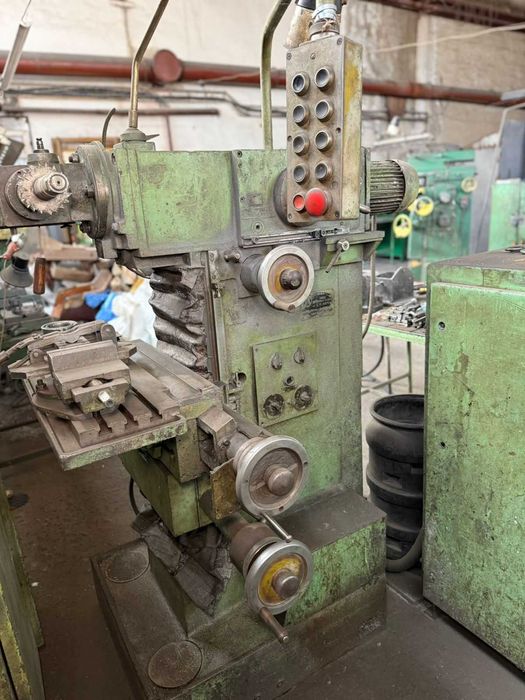 Фрезерний промисловий станок верстат 6Б75В