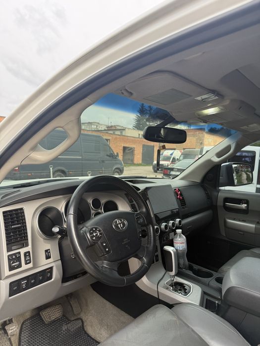 продам Toyota Sequoia