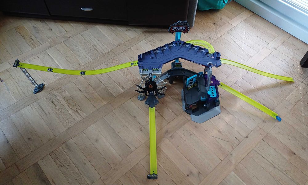 Tor dla samochodów Metal machines Pająk Hot wheels