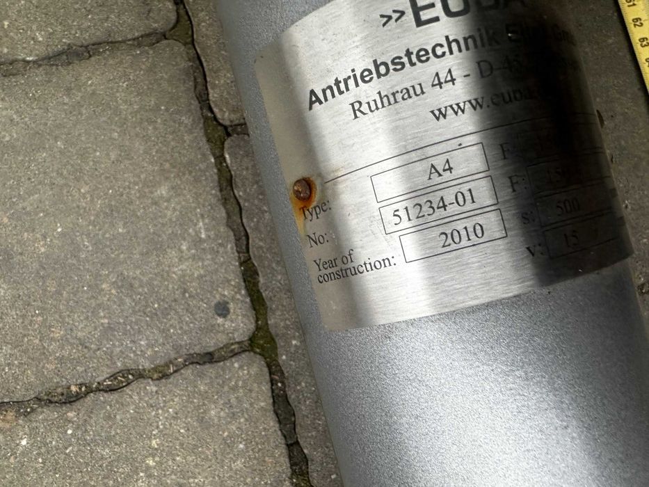 Śrubowy, siłownik elektryczny bramowy , hala EUBA A4
