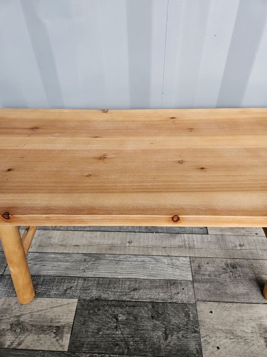Drewniana ławka i taboret na grubych nogach